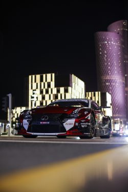 Parade WEC 2025 : la Lexus #78 brille dans les rues de Doha.