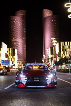 La Lexus #78 en parade nocturne dans les rues de Doha – WEC 2025.