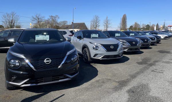 Alignement de plusieurs véhicules Nissan Juke hybrides sur le parc Glinche Automobiles