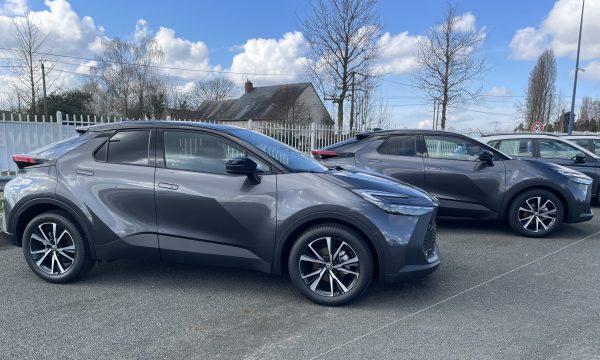 Alignement de plusieurs véhicules Toyota CHR hybrides sur le parc Glinche Automobiles