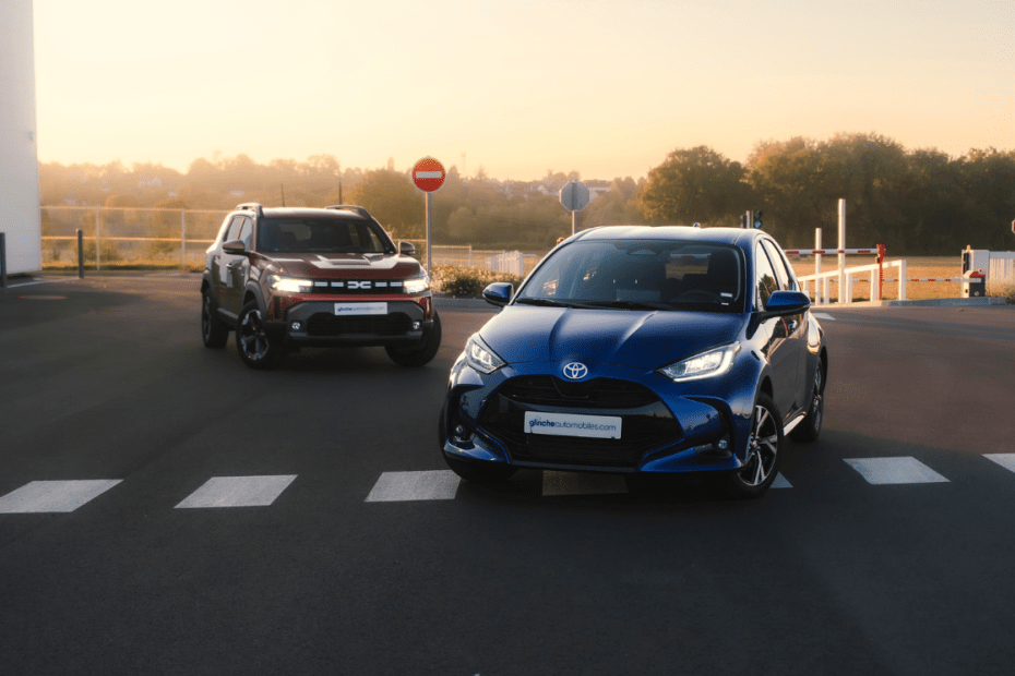 Dacia duster et Toyota Yaris sur esplanade